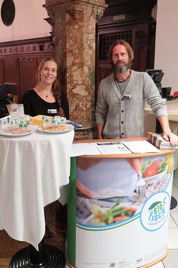 Naturland Aktionstag Bio-Fisch in der Mittagspause in Nuernberg 2018