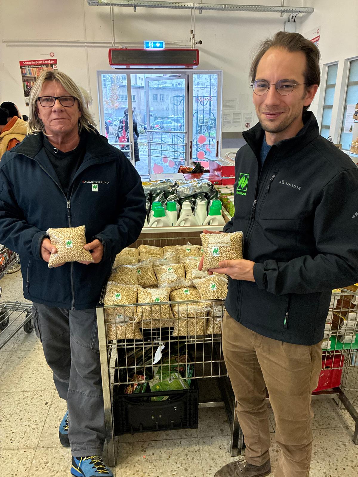 Christian Brieske, Leiter der ASBÖ Sozialmärkte Logistik Standort, Sozialmarkt Böckhgasse und Zeno Piatti-Fünfkirchen, Mitglied im Naturland Präsidium. (Foto: Christian Brieske)