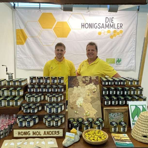 Naturland und Partner die Honigsammler auf der Messe BioSüd 2021 in Augsburg