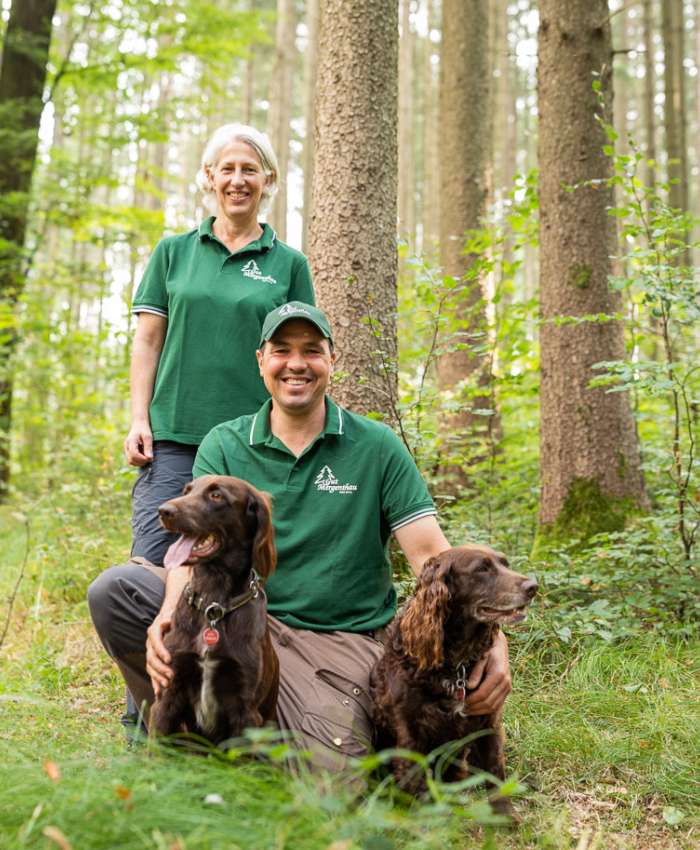 Ulrich Resele und Monika Fottner bewirtschaften nun schon in siebter Generation 230 Hektar Wald in der Nähe von Augsburg.
