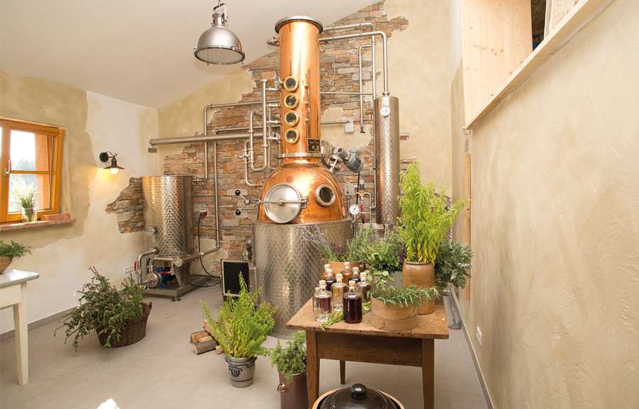 Nach alter Tradition wird feiner Gin in der hofeigenen Destillerie hergestellt