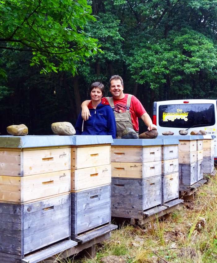 Für Susanne Frey (li.) und Rainer Bickel ist jede Wanderung mit den Bienen ein kleines Abenteuer.