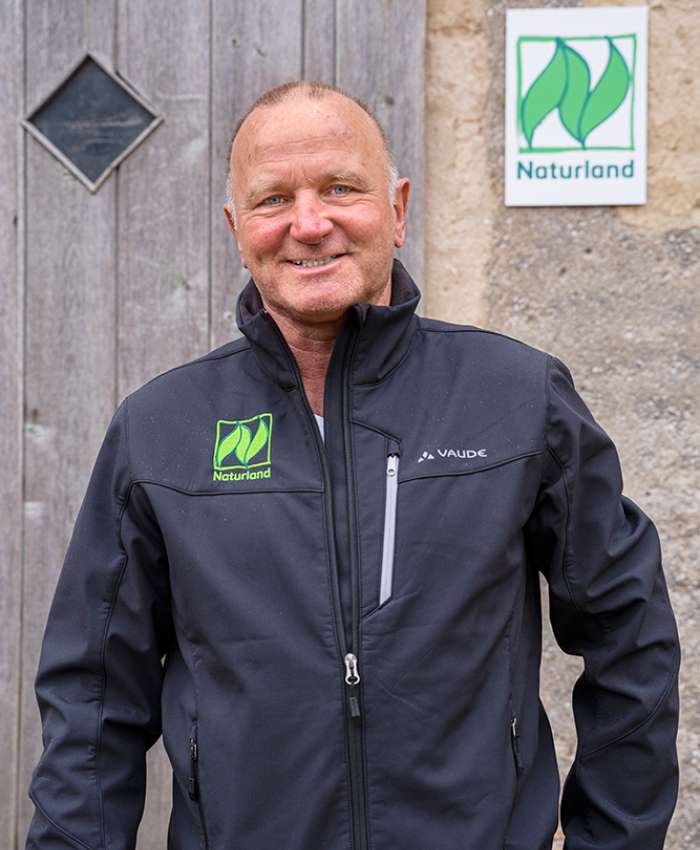 Seit 2009 hat der Betrieb von Bio-Landwirt Josef Priller die Zertifizierung von Naturland.