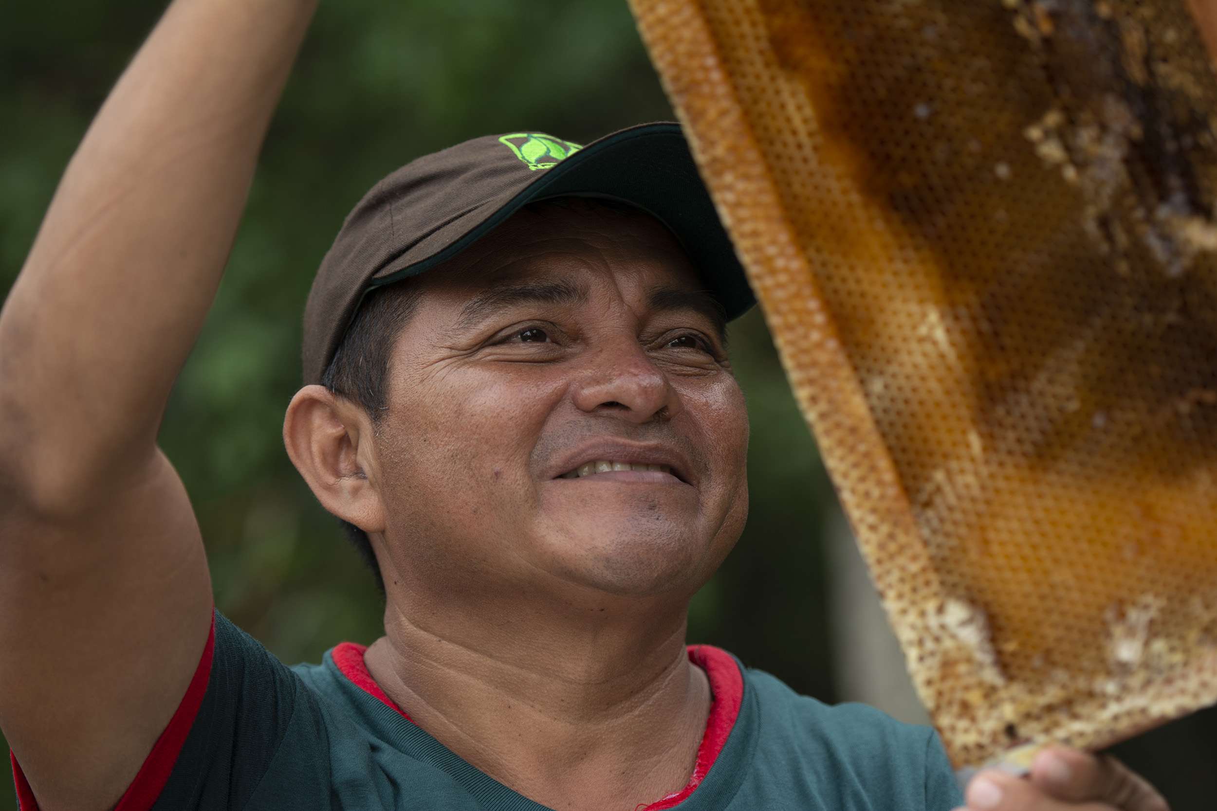 Ausbilder Jorge inspiziert die Bienenstöcke, die weit draußen in die Natur stehen, wo keine Pestizide eingesetzt werden.